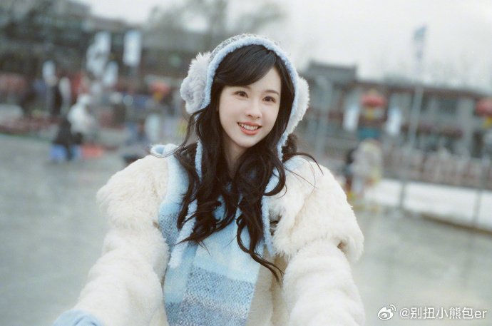 陈都灵露馅了陈都灵打卡什刹海 陈都灵冬日甜度超标！毛绒耳罩加温柔笑眼，像颗软糖，
