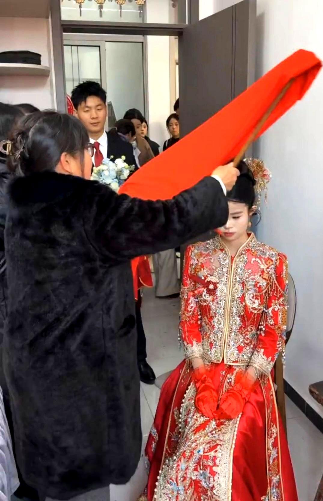 刷到个婚礼视频，这新娘子的模样，直接给看愣了。
满脸的稚气，顶多也就十多岁光景。