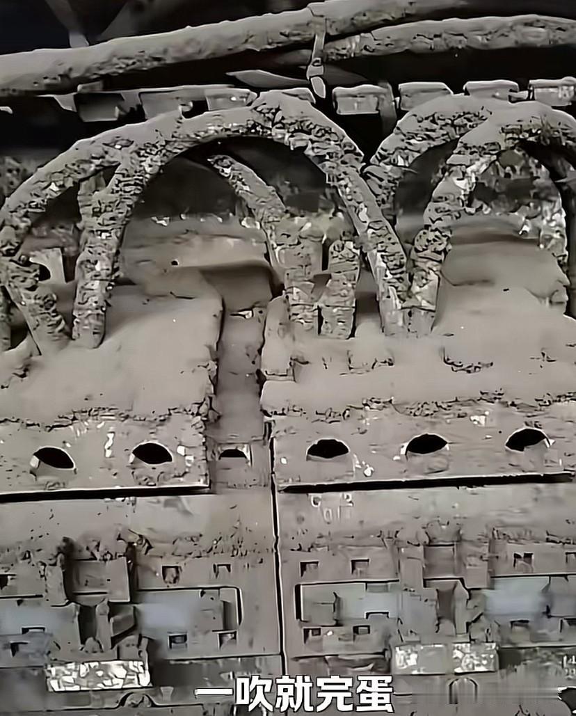 一位新入职电工的友友发了一个配电箱内部图，图中的元器件几乎全部被工厂里的灰尘覆盖