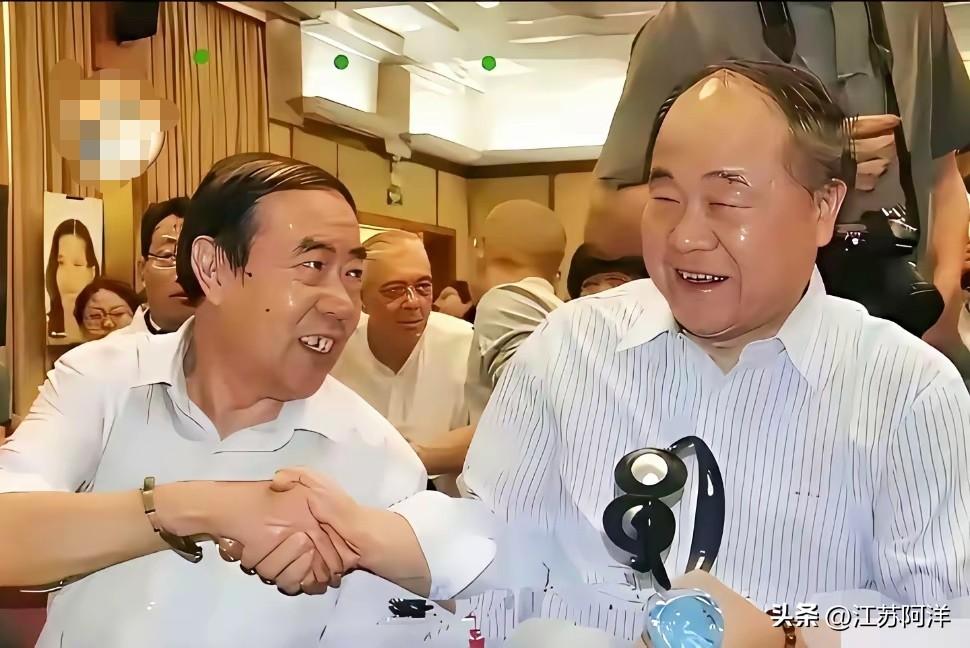 见到这二位，我立马语竭词穷。
    我都不知道如何表达对他们的敬仰，说大师，嫌