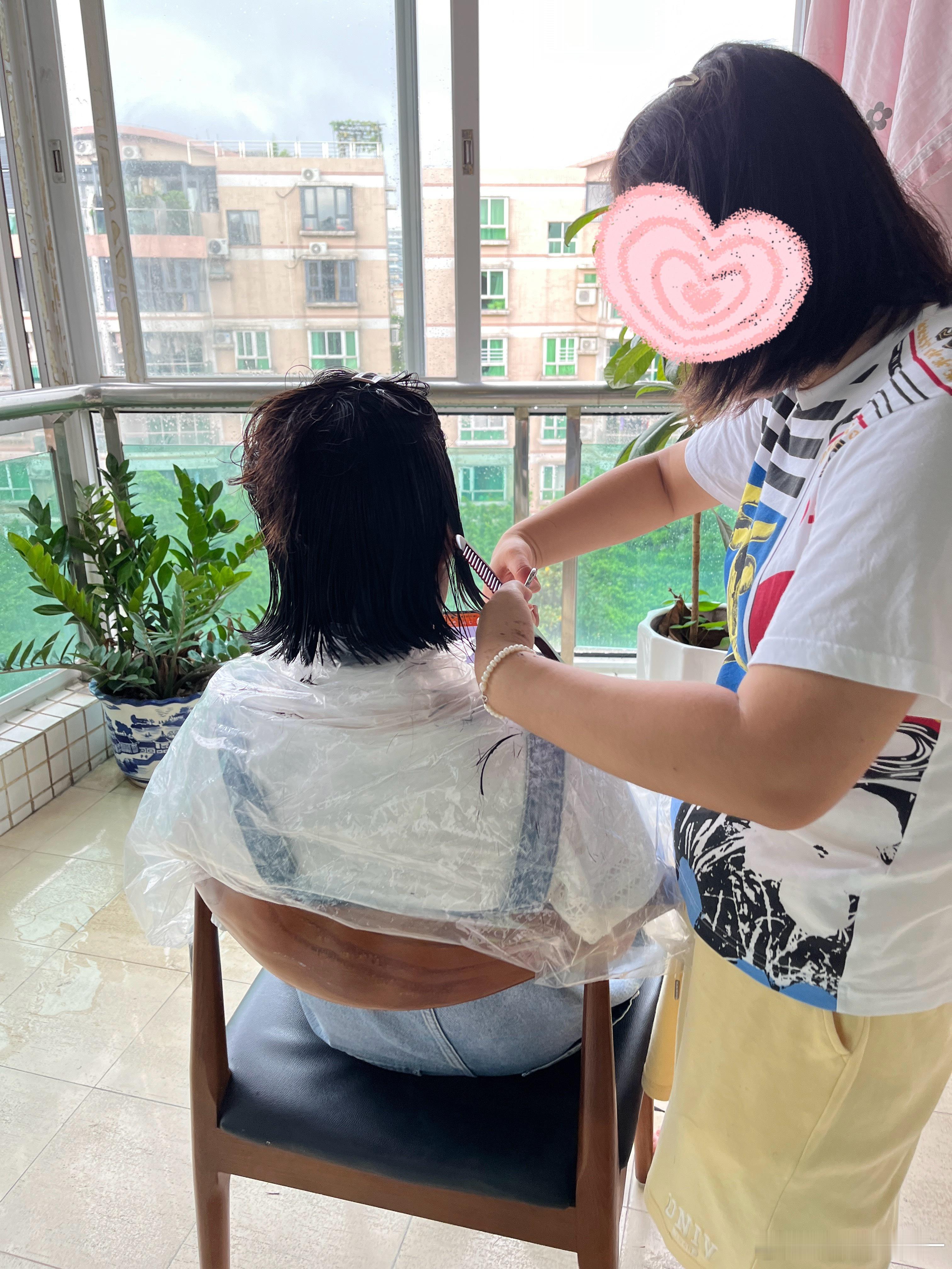 想剪短发很久了。去年我就想剪头发，今年4月我一心要剪，康百万和我妈都不建议我剪，