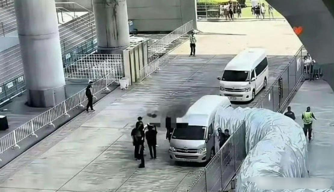 这车都是接哪个大人物的，怎么这么大排场 