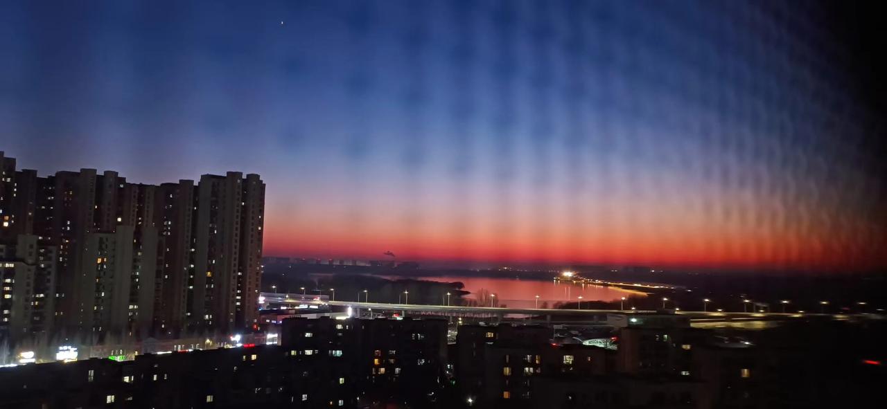 今天12月7号下午5点整，坐标沈阳丁香湖，也算是个奇景，落日余晖，月挂天际，车水