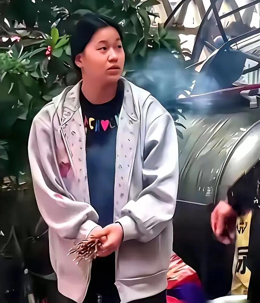 全红婵这事，真让人心里五味杂陈。
整整10个月，她没再站上熟悉的10米跳台。国家