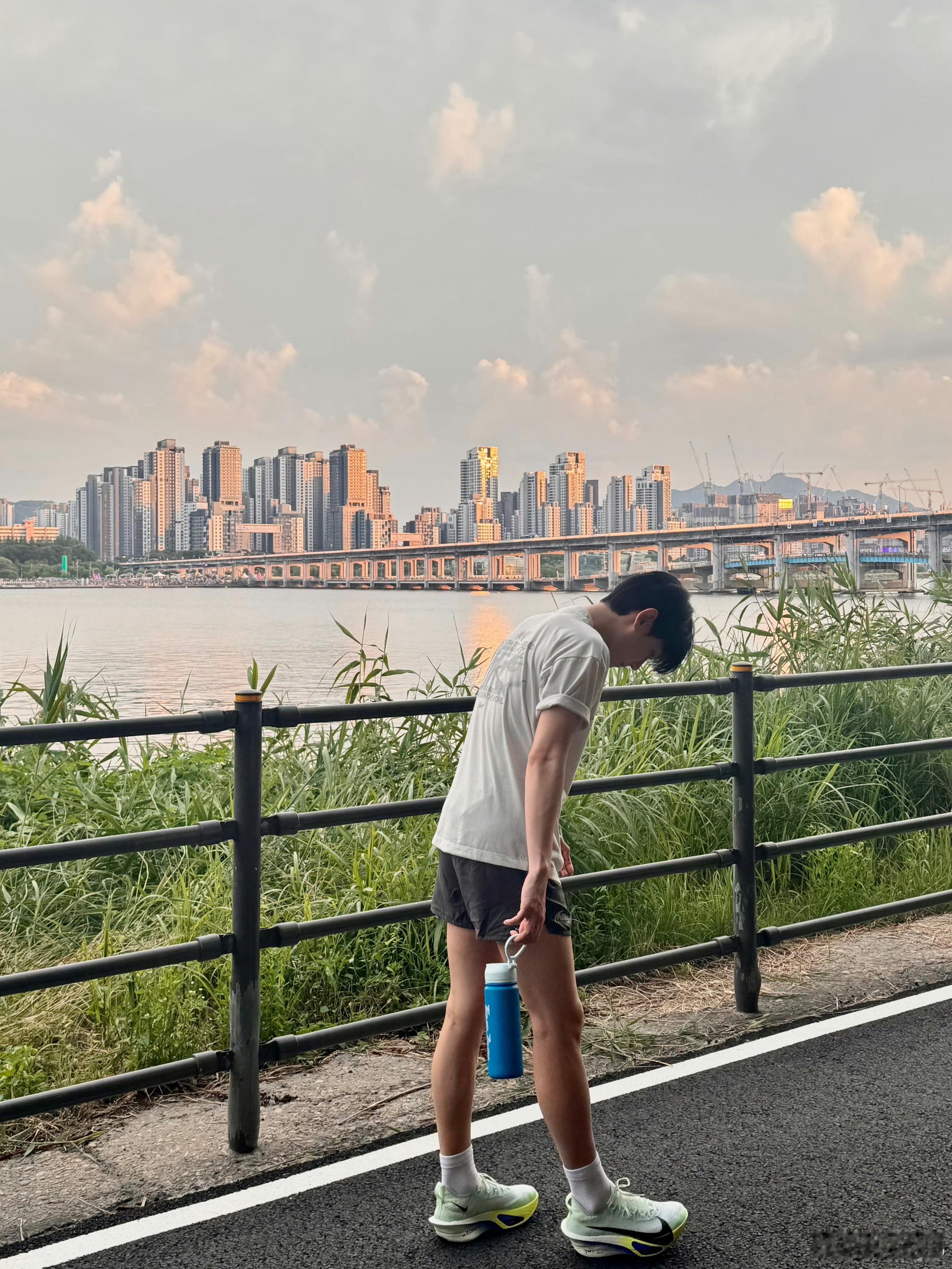 短裤怎么了呢 小时候不也这样露出狗腿吗又不是没见过😤 