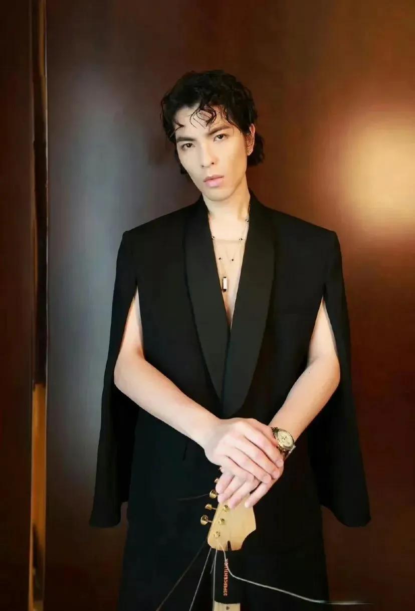 这究竟是谁呢？大家快来帮忙解答一下！

天啊，他们两个人真的是越来越像了！相似度