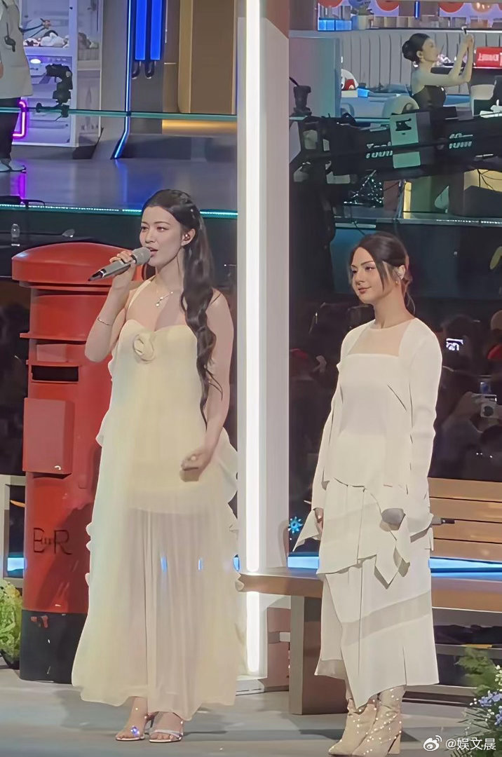 王楚然身形也太高挑了，直接比旁边女生大一圈，存在感超强 