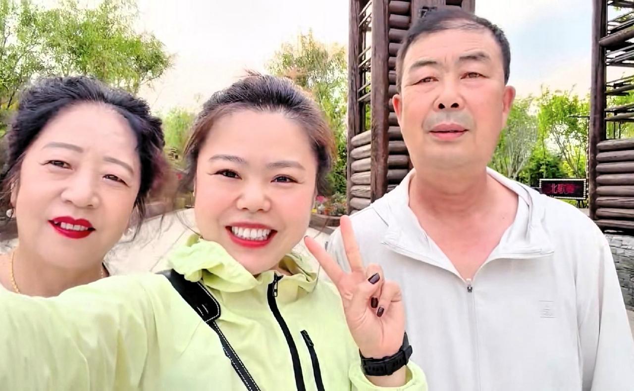 苦茶丹丹香，我和我妈都168！那国宾？
苦茶一家三口在景区门口合影留念，苦茶和火