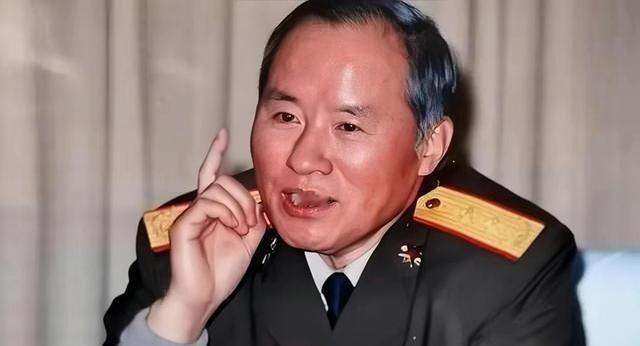 1990年，总政治部召开全军干部会议，杨白冰主任正在讲话，突然下面递上来一张纸条