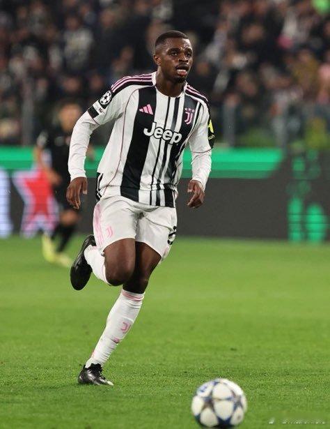 阿尔巴内塞：卡卢卢的身体状况尚待评估。他参加了迄今为止的每一场比赛，虽然体能不如