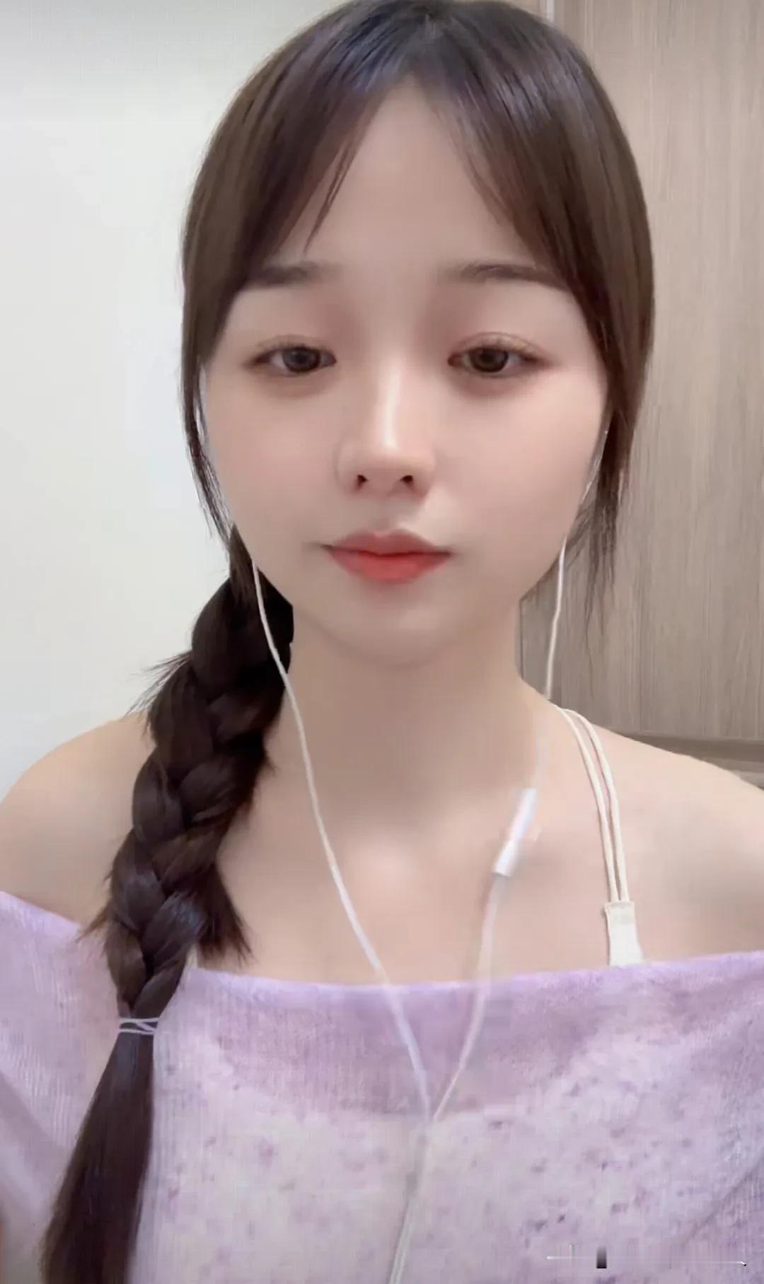 温柔甜美的少女心，粉色系穿搭，耳机轻听音乐，享受宁静时光。