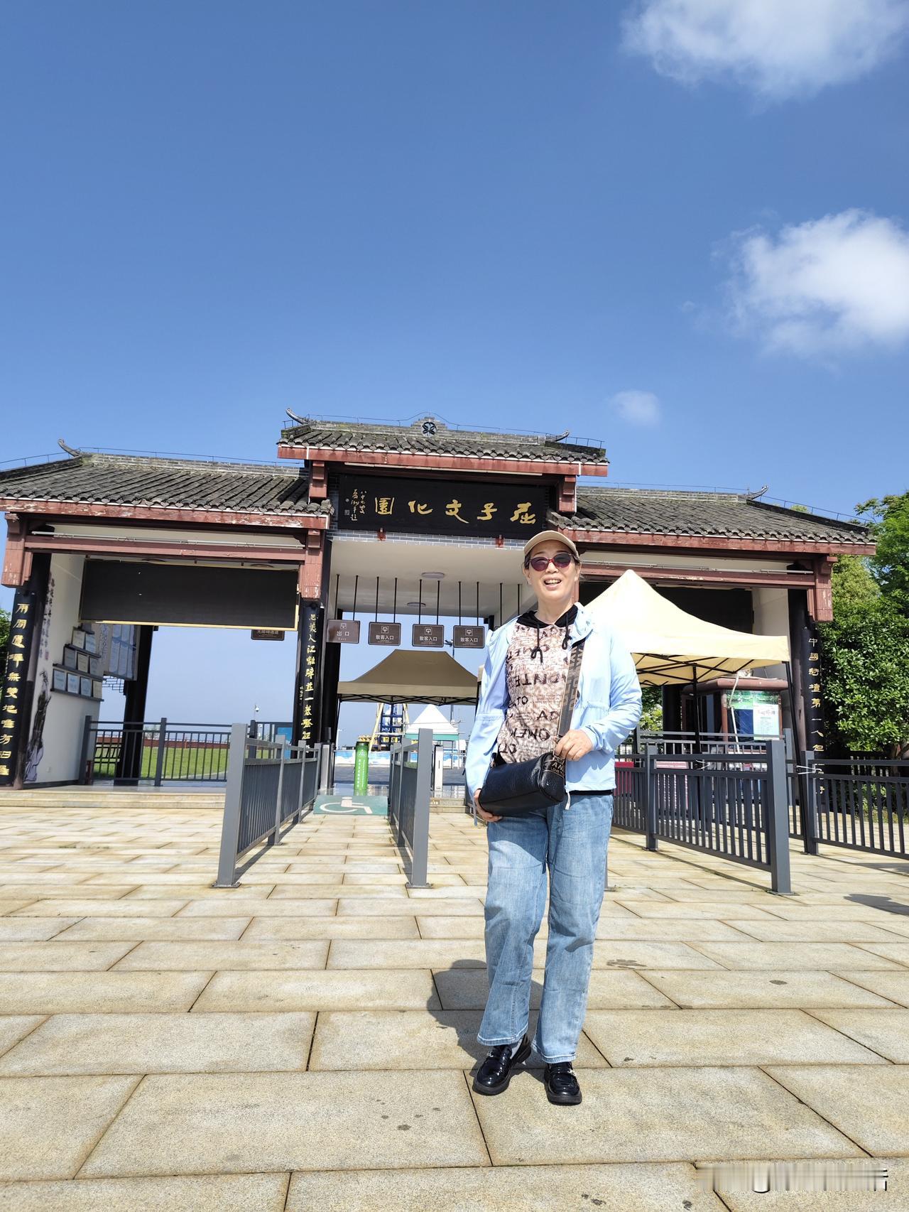 感受岳阳的人文与烟火气
今日报名参加了岳阳一日游的旅行团，团费两百元，涵盖景区门