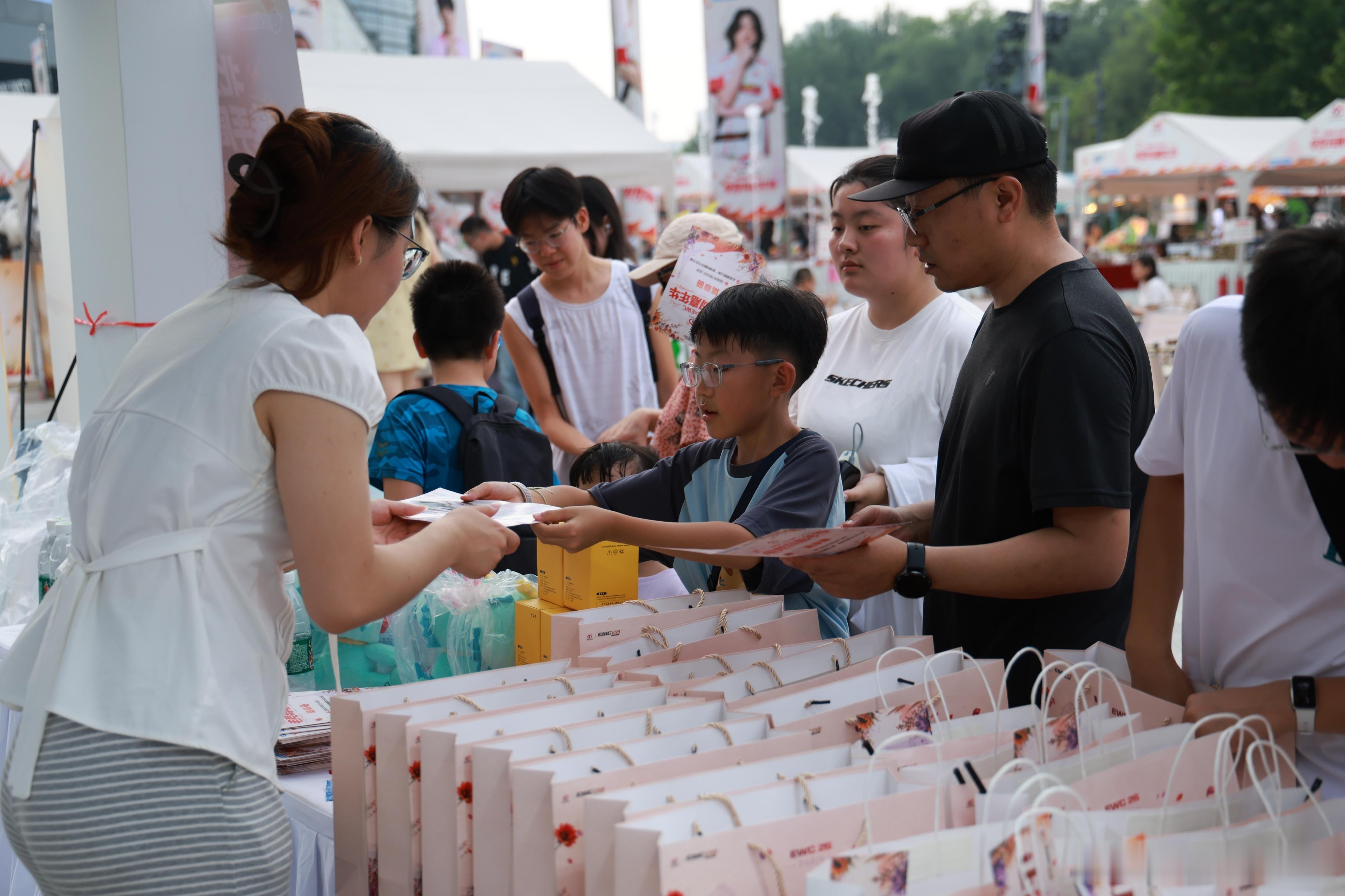 夏日热浪席卷WBG电竞岛嘉年华 ，欢呼、挑战与笑容共同定格首日精彩！让世界看到w