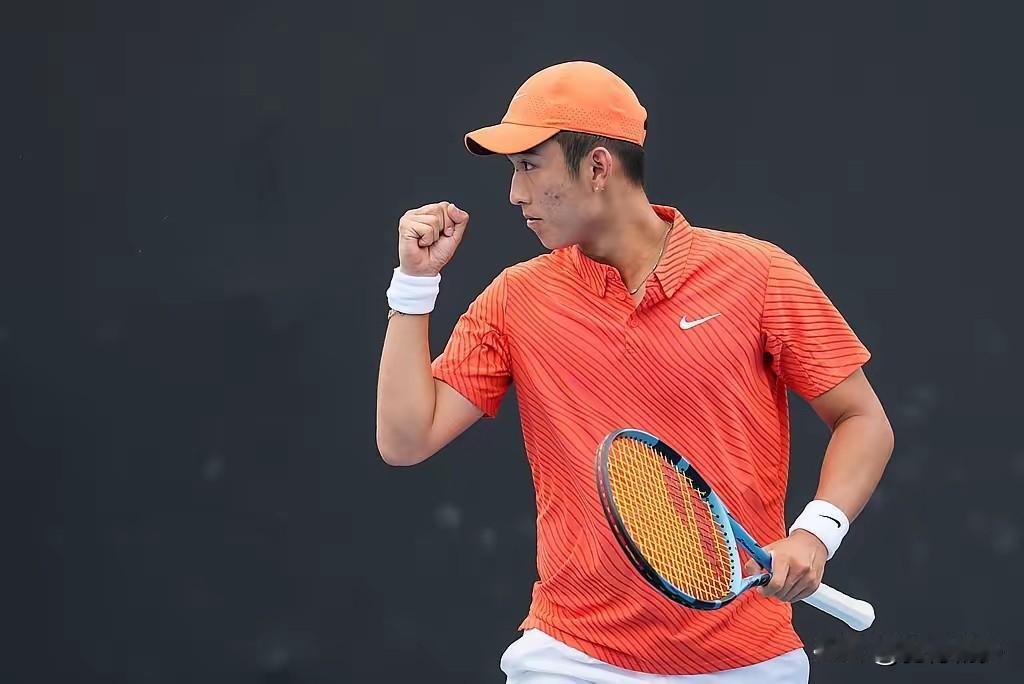 商峻程晋级澳网第二轮！1月19日，澳网男单正赛首轮，国网男单商峻程以2：1击败西