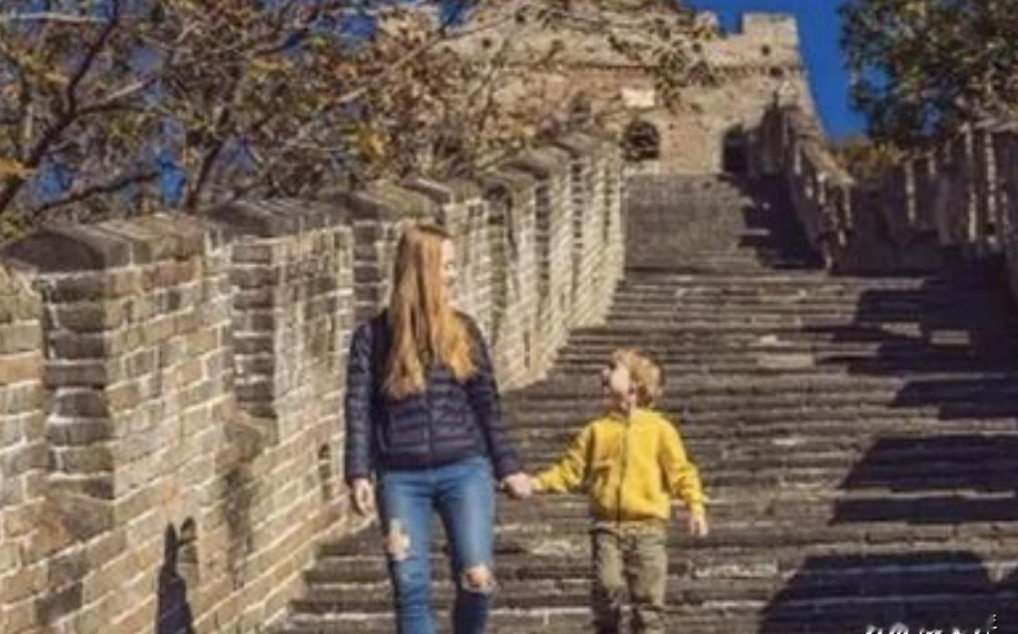 2017年，美国富婆为了让7岁的儿子体验贫穷，带儿子到中国旅游，表示在贫穷的国家