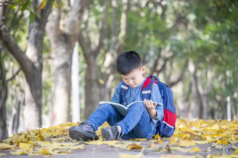 避免无效教育方式，得先认清啥是无效教育。传统应试教育搞“填鸭式”教学，死记硬背、