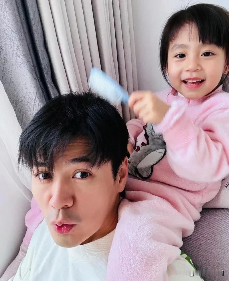 近日，杨怡老公罗子溢晒出与女儿同框温馨照片，并幸福写道:“爱你一辈子。”而杨怡则