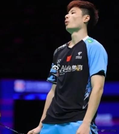 羽毛球亚锦赛，石宇奇1：2先赢后输负于乔纳坦，无缘决赛。看小将李诗沣的表现吧！

