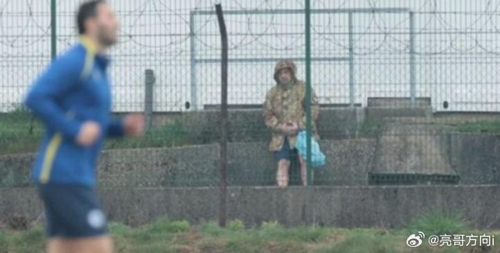 据慢镜头报道称，一名意大利士兵逗留训练场观看波黑训练，被波黑方指责为间谍。在决定