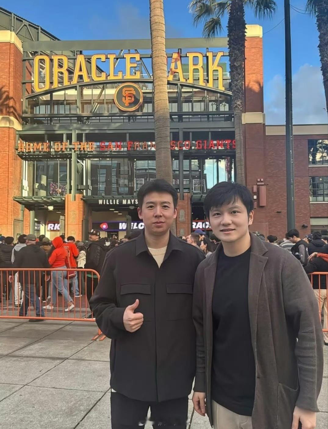 樊振东旅行合影东东还是帅气👦🏻 