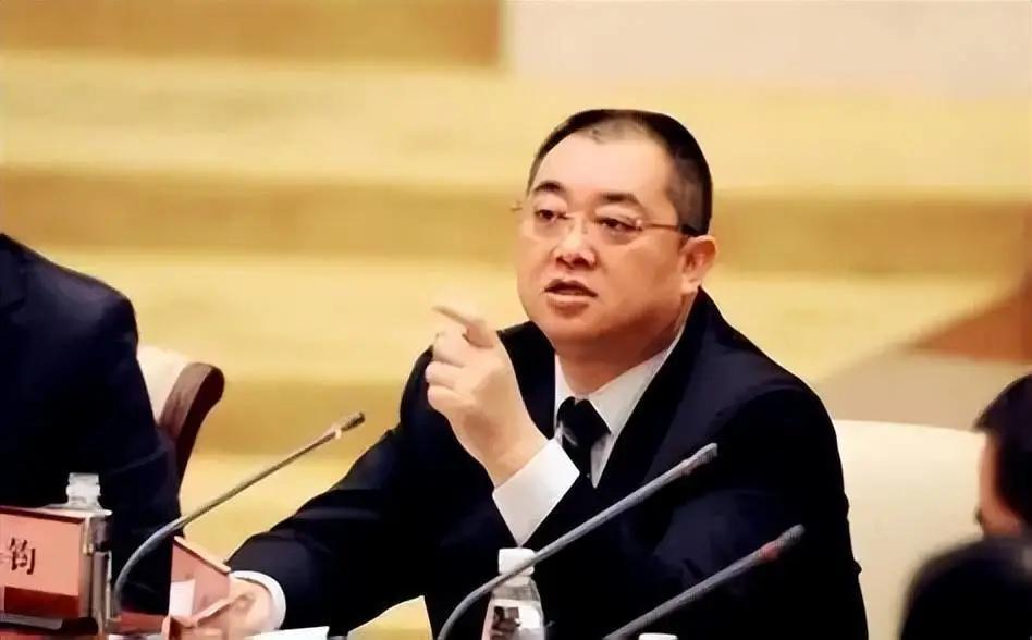 恒大集体宣判，唯独一人远走高飞
 
恒大这一波案子尘埃落定，许家印被判无期徒刑，