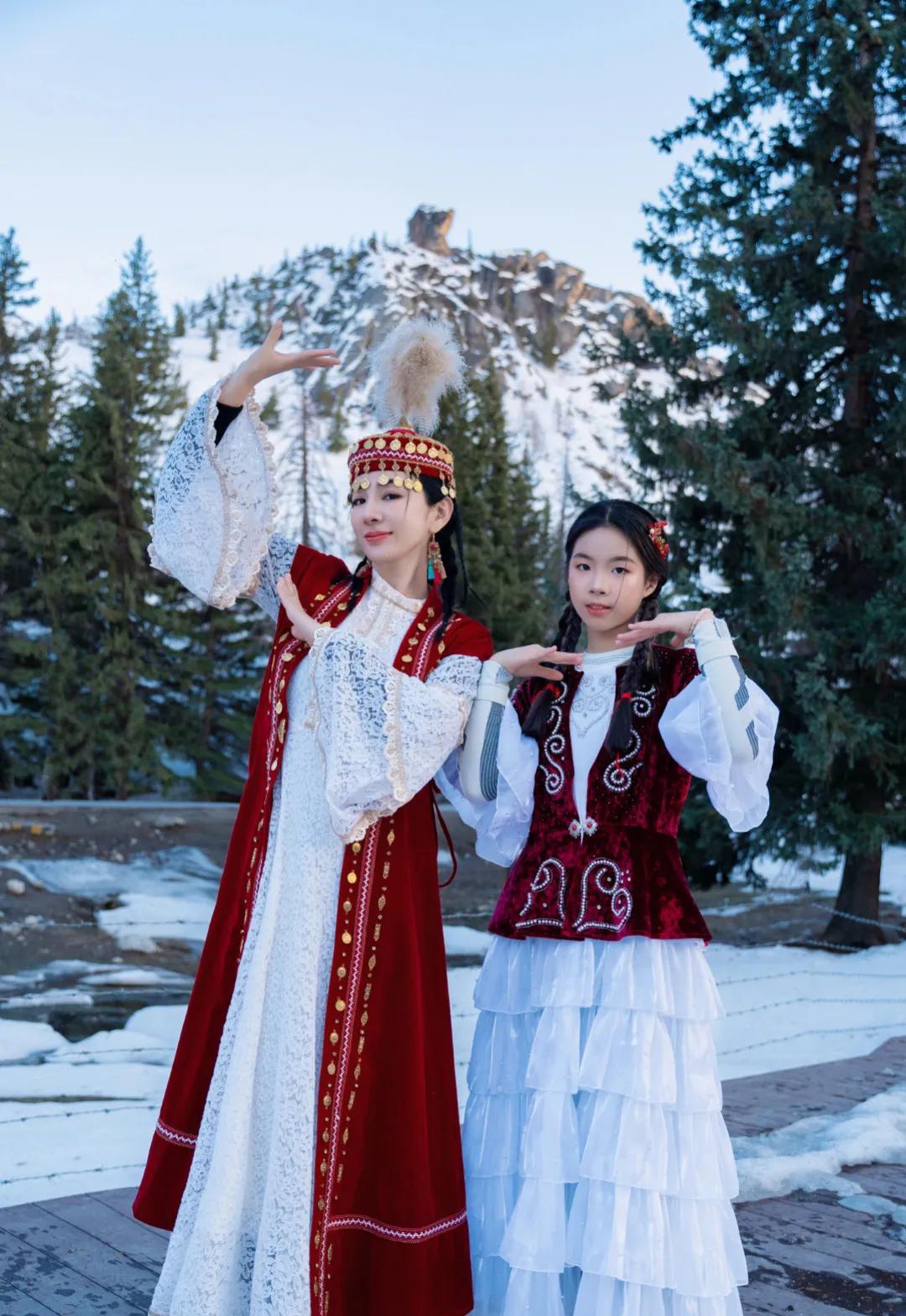“小燕子”黄奕带女儿和好友到天山旅游，大家都穿着传统服饰，满满的异域风情。黄奕的