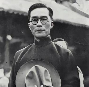 1962年，清华校长梅贻琦病逝，家人在整理他的遗物时，在病床底下竟然发现了一个手