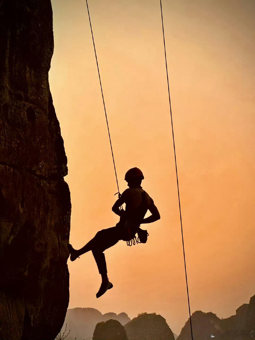 姚琛好man一男的 姚琛攀岩的样子，简直就是硬汉的代表！那坚定的眼神，仿佛在告诉