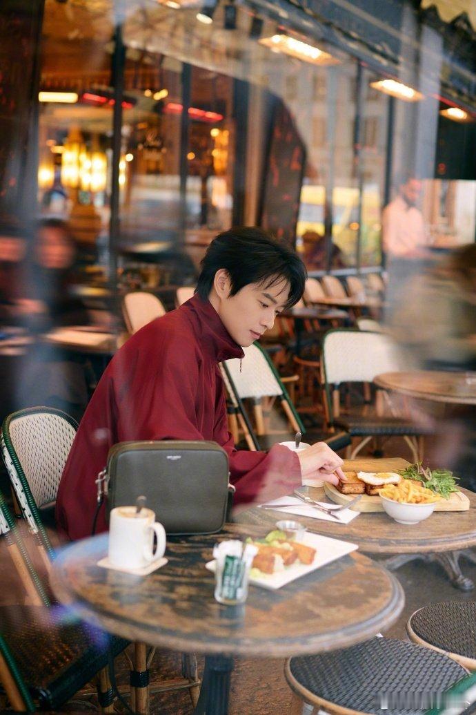 魏大勋的暗生情愫像扒拉筷子 高叶和魏大勋饭桌脚戏被剪得超有故事魅力！镜头里心动信