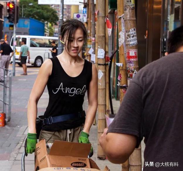 香港“最美搬运工”，参加相亲节目时与富二代成功牵手，二人后来怎样了？

谁说搬运