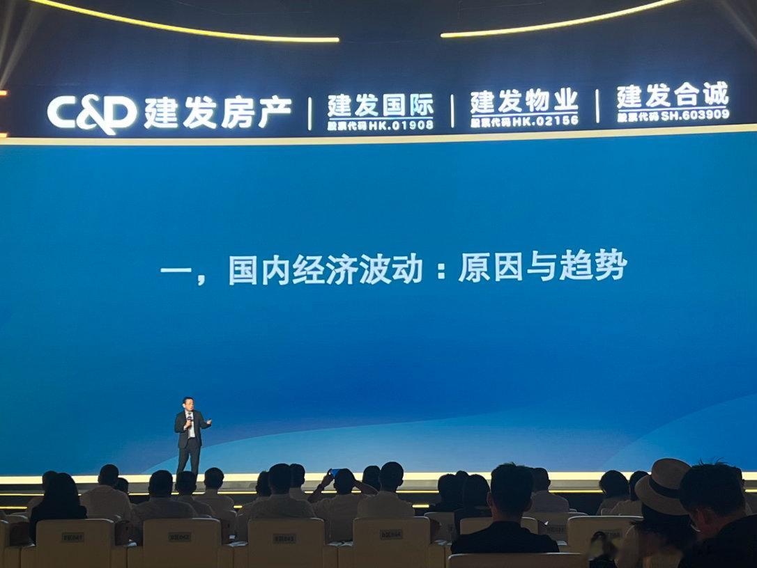 摄影人  昨天下午，著名经济学家樊钢教授在厦门演讲。纪实摄影王鹭佳