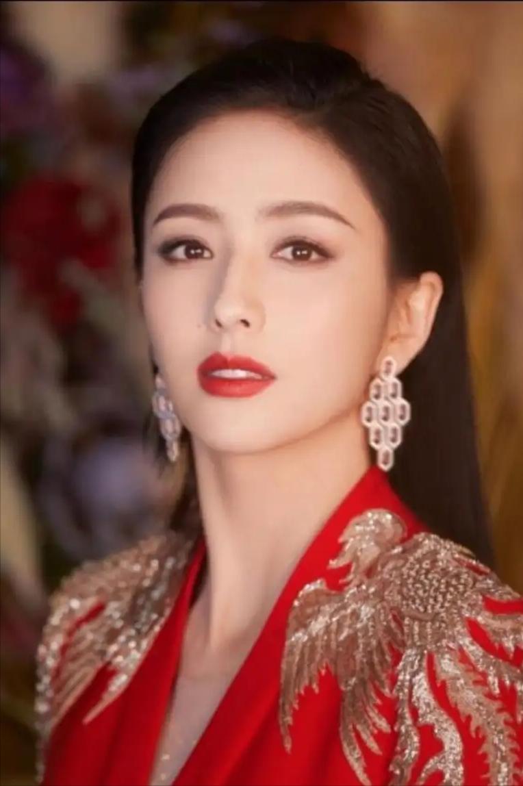 演员，佟丽娅说，我是锡伯族，有人问，你是不是在云南，不是，云南那个叫景颇族，我们