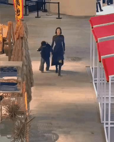 有妈的孩子是快乐的，即使被妈妈踢了一下屁股，他也是个幸福开心的孩子。