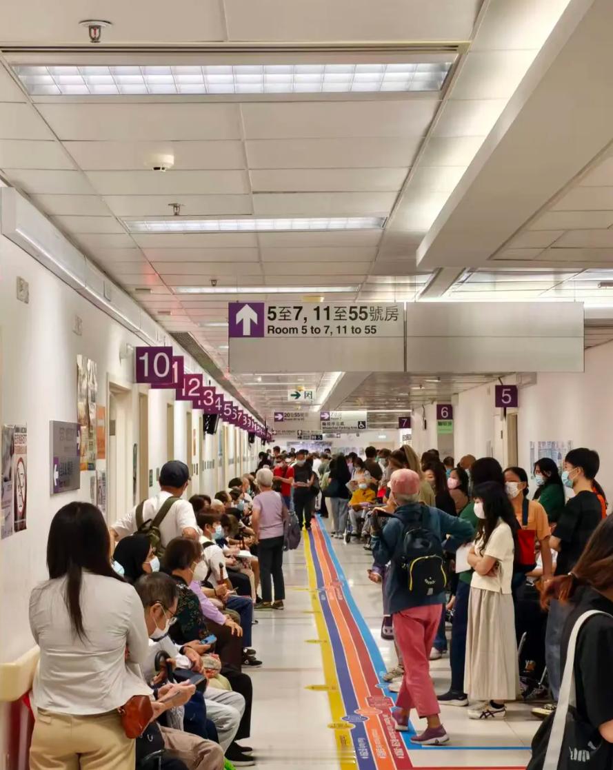 刚看香港人吐槽公立医院，挂个专科号250元， 等了4个多小时。。还没水喝。难怪都