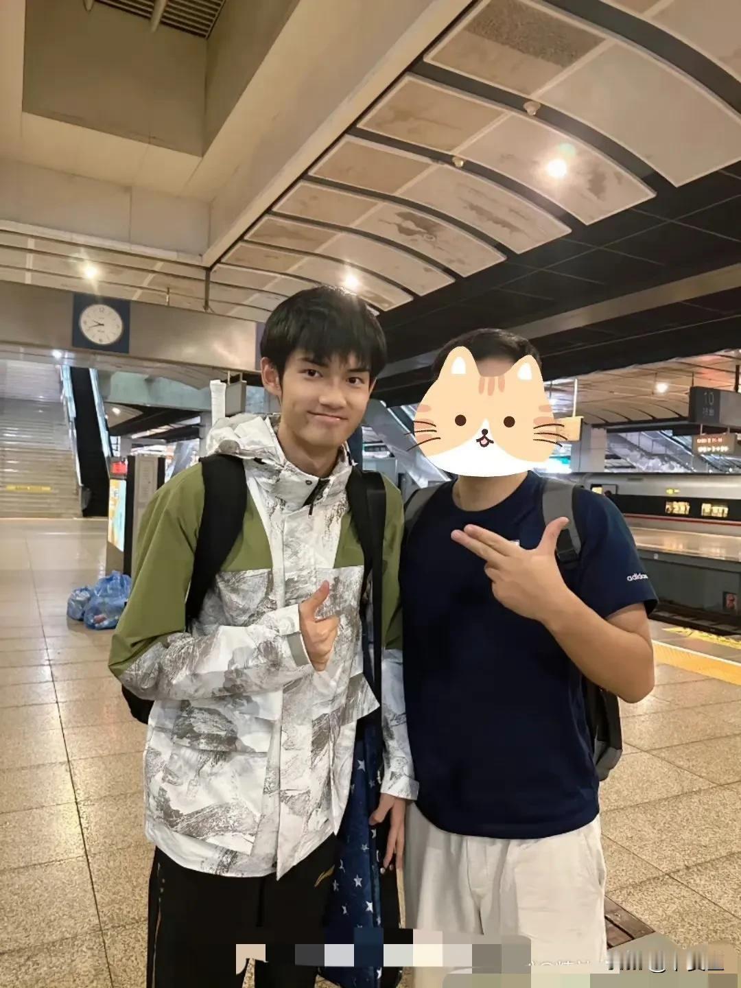 干饭哥，
你一出现就这么好笑

网友偶遇干饭哥，外出随身行李是羽毛球拍，网友跟他