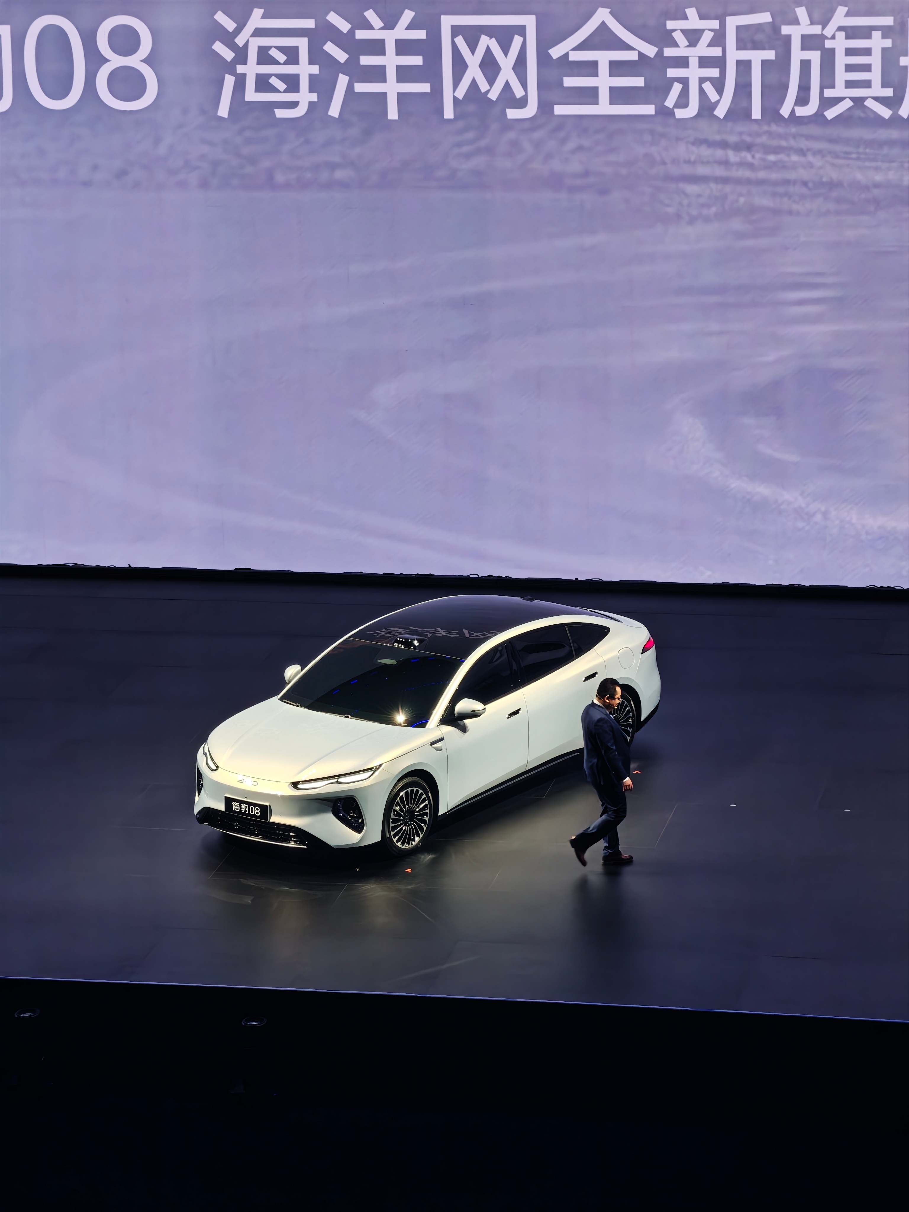 比亚迪海豹08的姿态有点帅，不愧是旗舰车 