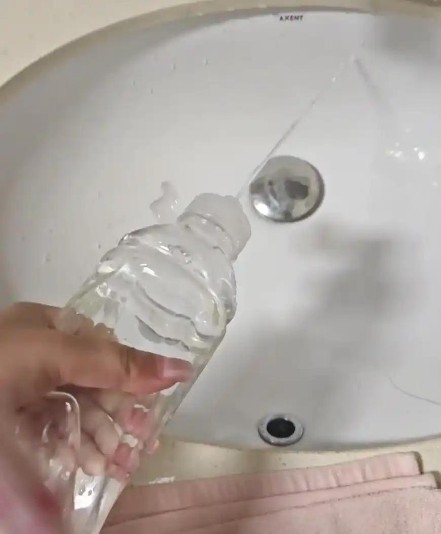 尖叫饮料本身真没多惊艳，味道中规中矩能喝，但它火出圈的根本不是饮料，而是这个被网