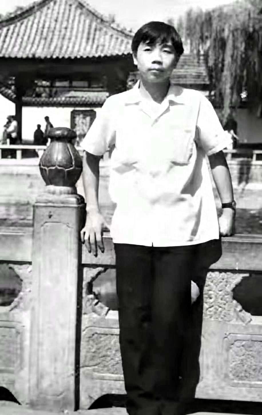 一个中国人，站在日本靖国神社面前，对着镜头说道:“中国出身的我，站在这里很光荣”