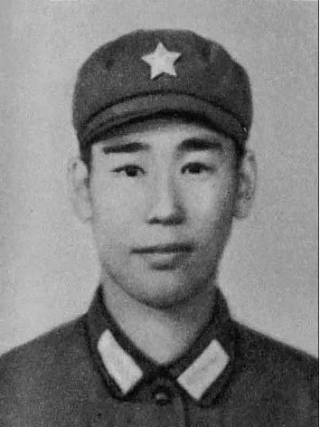 [浮云]1979年2月，姜利民趁黑夜摸上越军阵地，越军没有发现他。谁知，他突然打