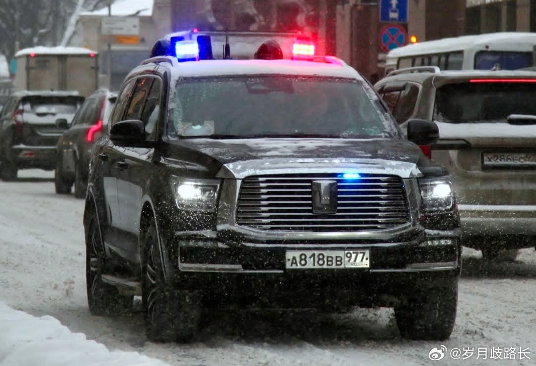 莫斯科街头，警用版坦克500和民用版坦克500的擦肩而过俄豪华市场比较受欢迎的越