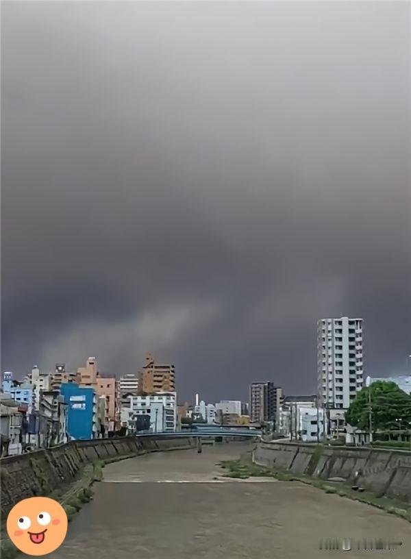 日本又出事了，
这次既不是地震，
也不是核泄漏，而是
​火山喷发。
​6月7日上