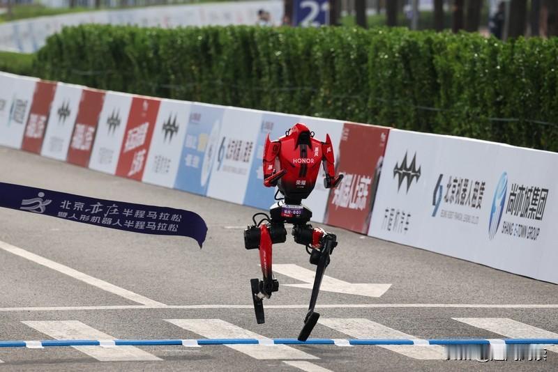 荣耀机器人“一跑成名”，消费电子大厂快速重塑人形机器人产业格局！

荣耀机器人“