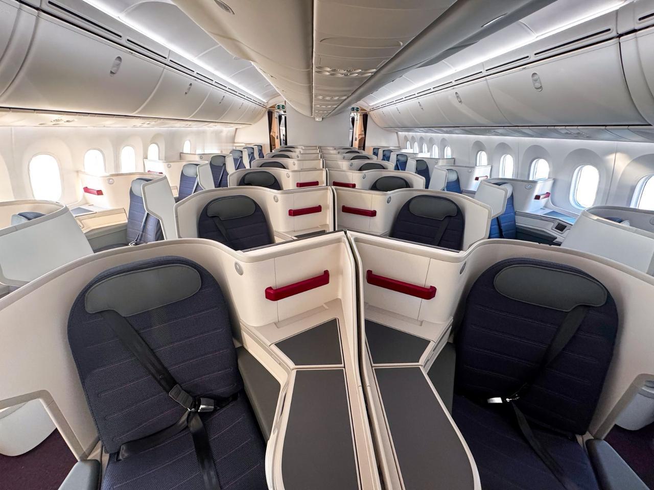 近日，墨西哥航空在波音查尔斯顿工厂接收了一架新涂装的波音787-9飞机，这架飞机