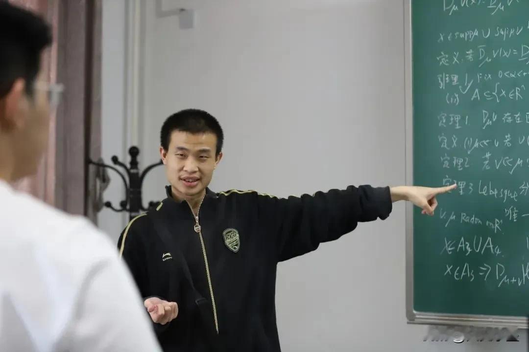 祝贺韦东奕，现年35岁的他成功被北京大学聘为副教授，而且还是长聘副教授，享受正高