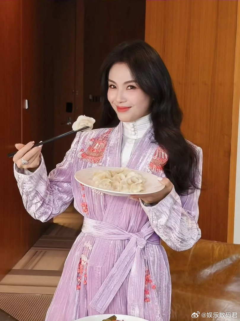 食神百厨大战官宣太有料了百厨大战 行业评委的履历比我命长，这句话是谁写的？太真实