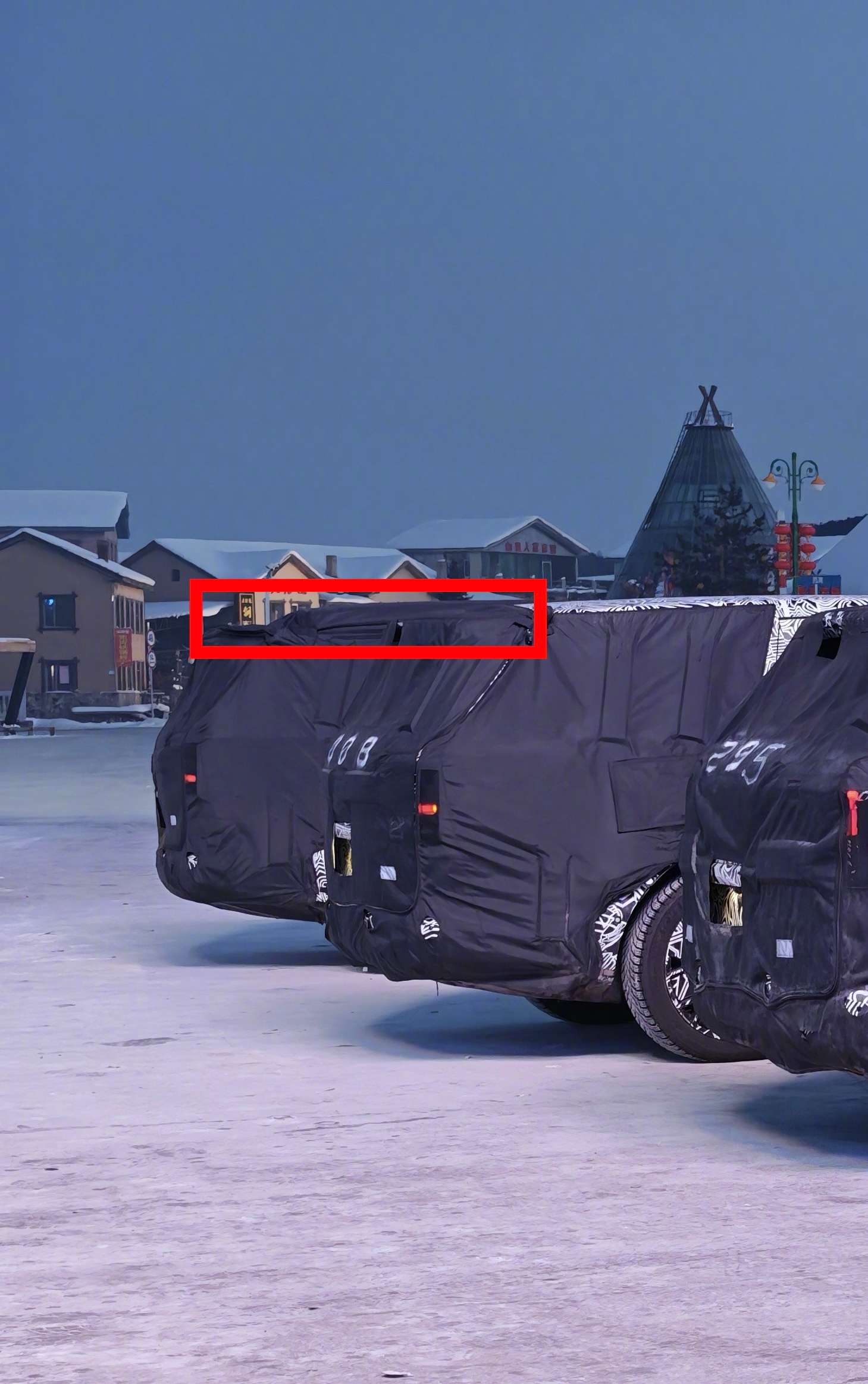 小米大增程SUV冬测。大家看最里面这台车的车顶明显不一样高，会不会是另一台车？有