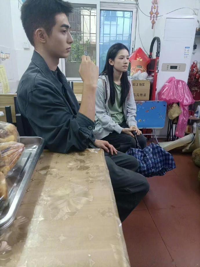 宋威龙张婧仪好像参加变形记了  别人拍戏带精致 buff，宋威龙张婧仪在《野狗骨