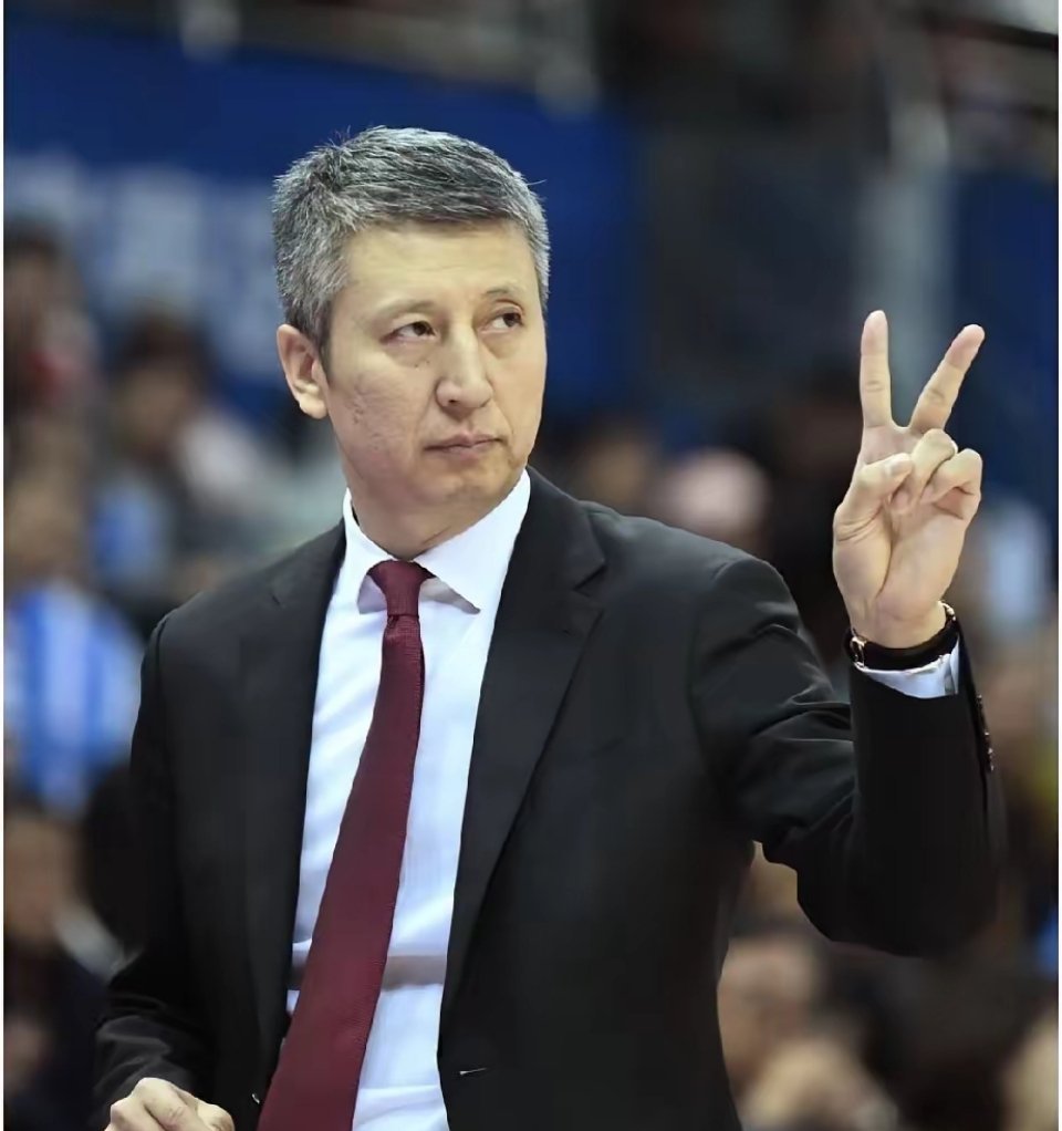 支持中国篮协的这一决定！中国男篮连输韩国两场后，篮协马上开了紧急会，没换帅反而全