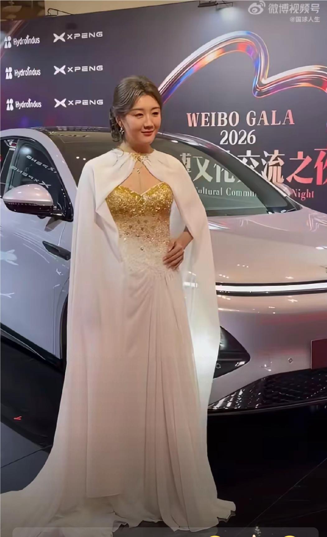 陈梦参加微博之夜曼谷站，这一出场直接惊喜了全场，她穿抹胸礼服，外披着白色轻纱抖篷