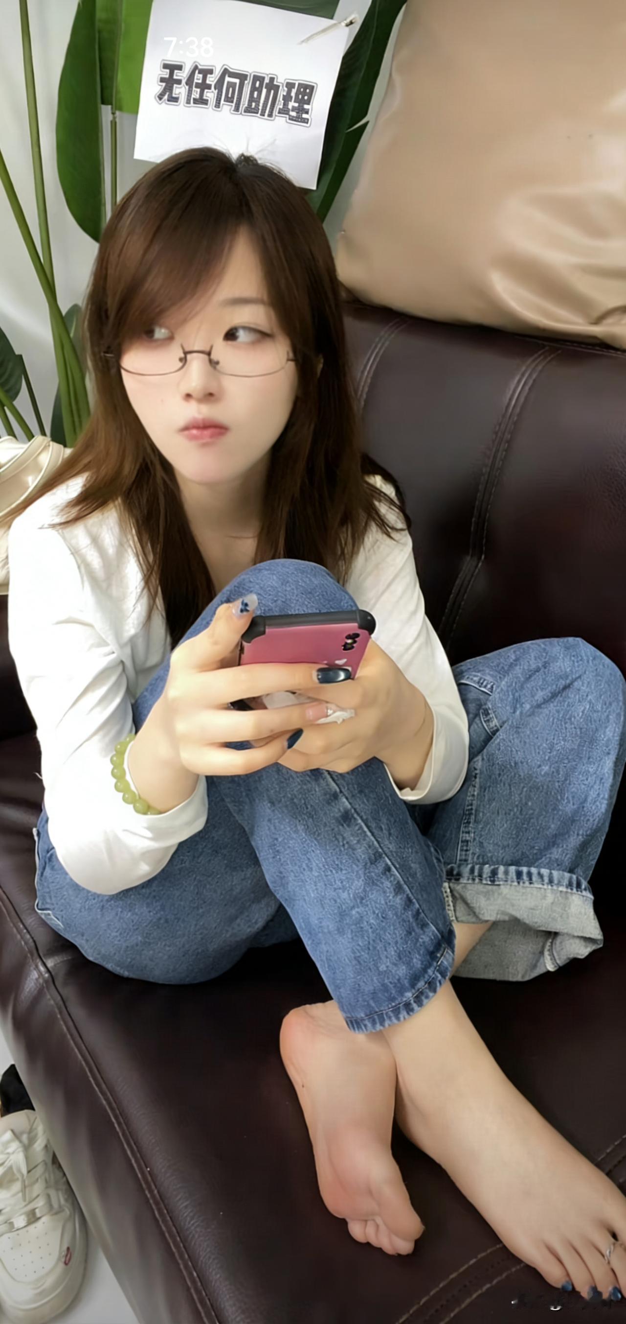 📱 沉浸在手机世界的少女，无忧无虑的午后时光。